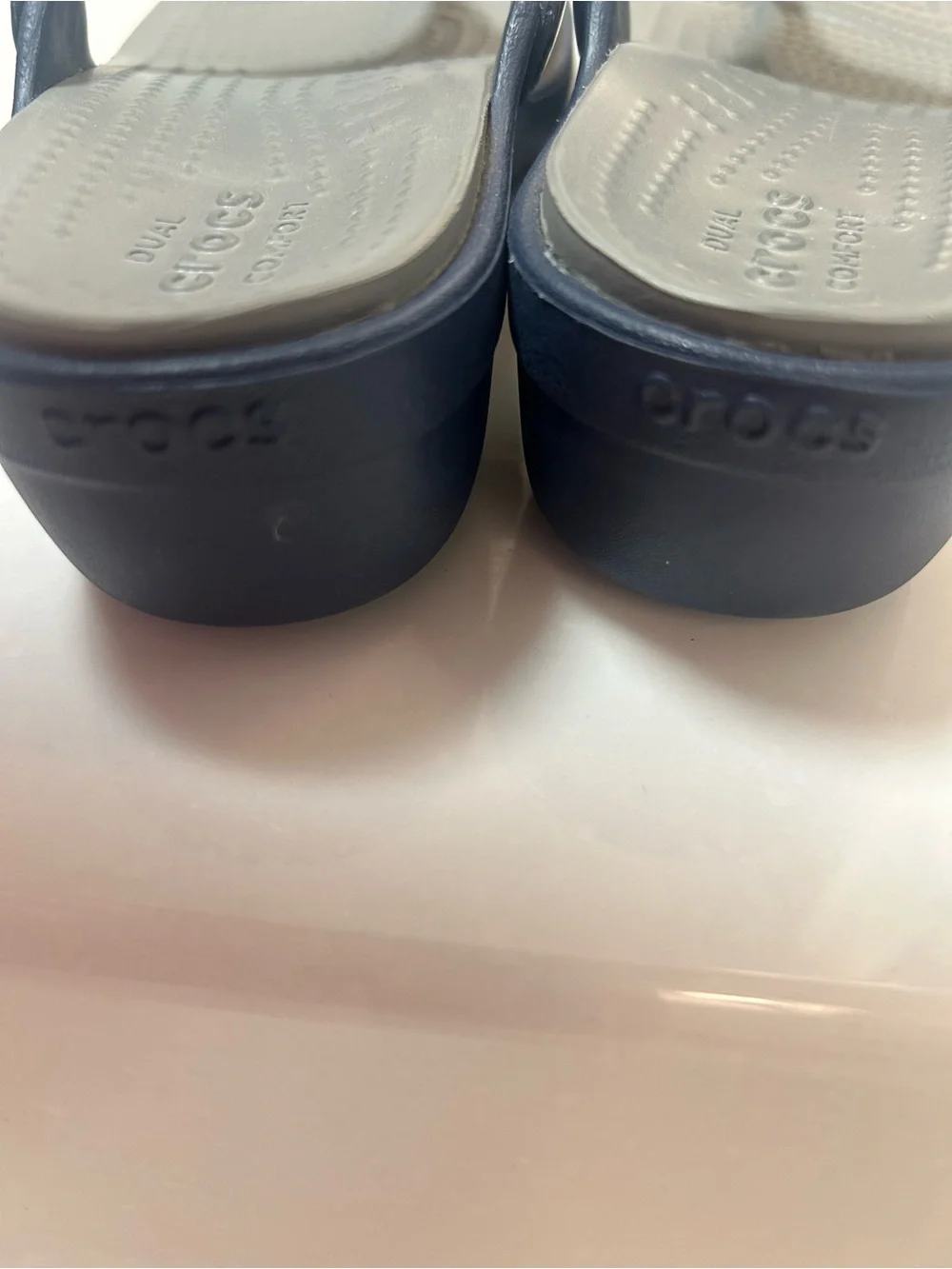 CROCS SANRAH Hammered medallion wedge sandals. NEW? Navy size 5